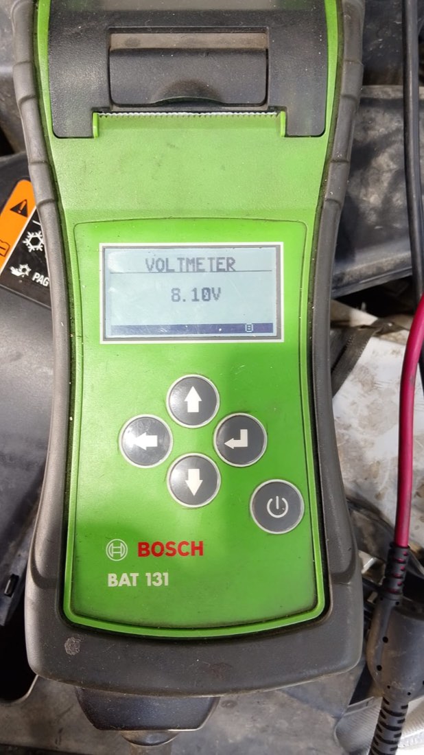 Тестер Bosch BAT 131 на клеммах аккумулятора, на экране 8.10 В