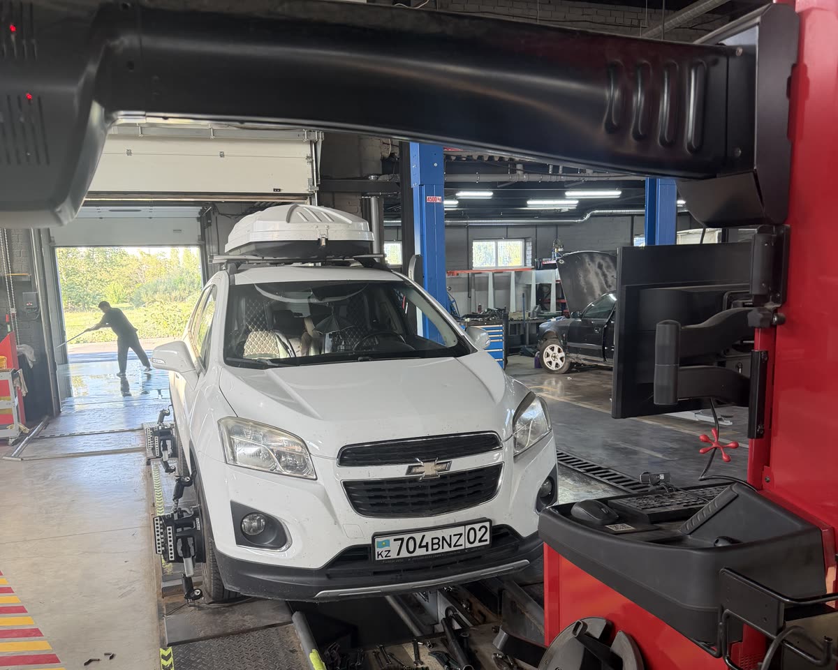 Автомобиль на посту углов установки колёс Tez Auto, мишени стенда на колёсах